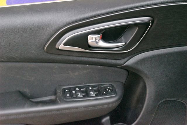 2016 Chrysler 200 LX