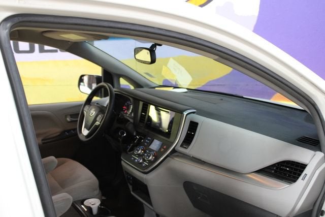 2017 Toyota Sienna LE Auto Access Seat