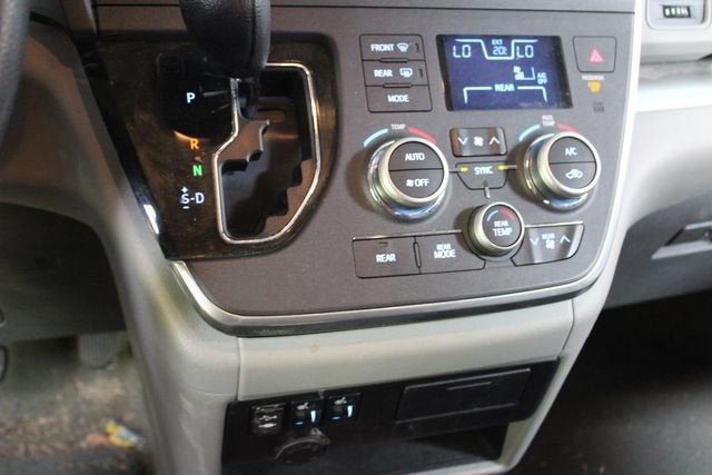 2017 Toyota Sienna LE Auto Access Seat